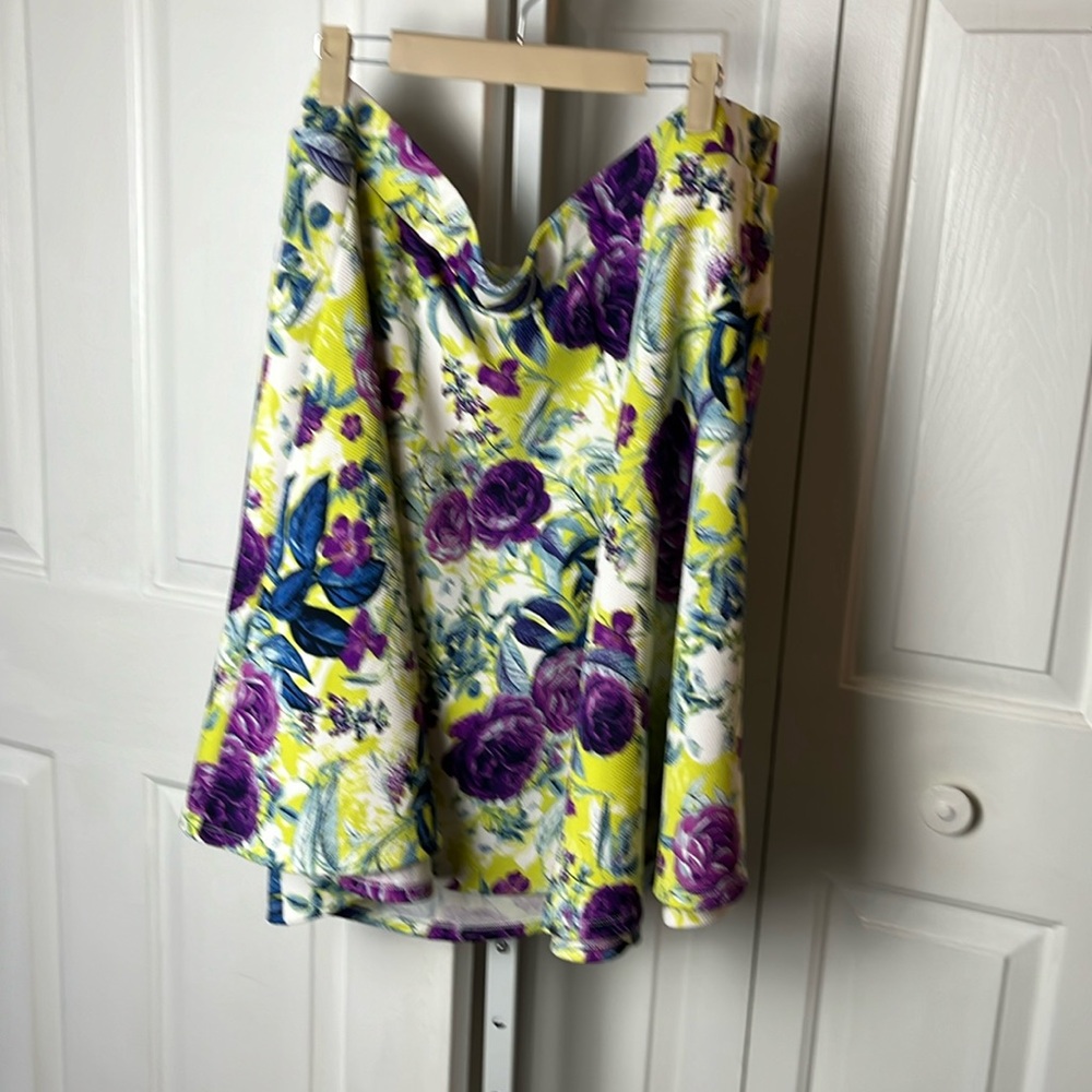Torrid floral skirt that has front pockets‎